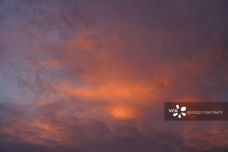 火烧云结束了梅雨季图片素材