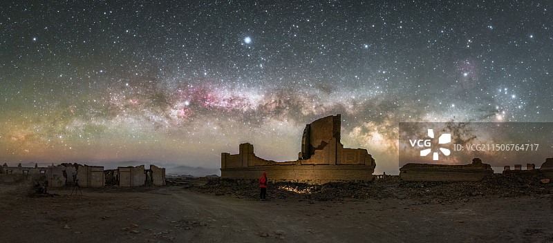 星空下的冷湖石油小镇图片素材