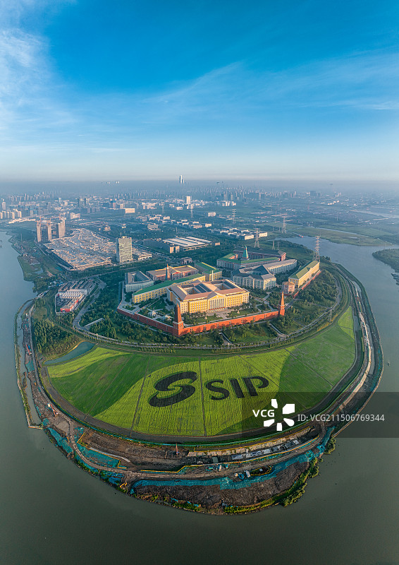 夏天清晨薄雾下的苏州华为研究所与城市风景航拍图片素材