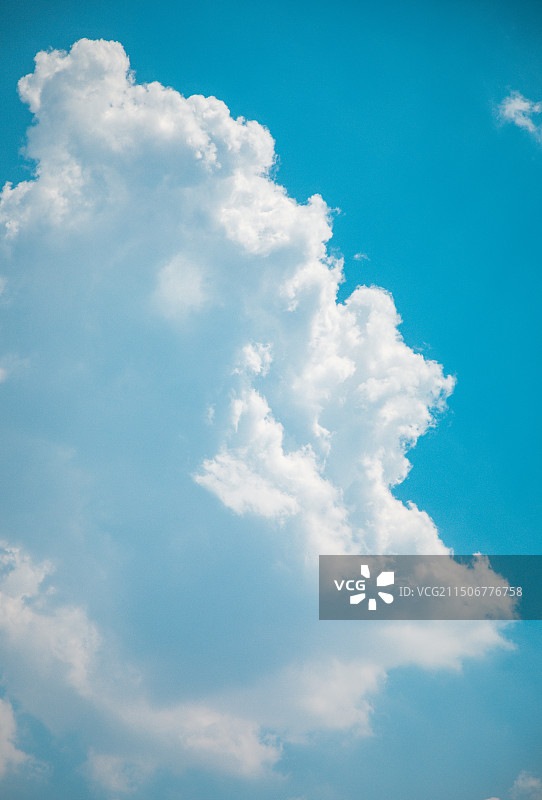 上海夏天湛蓝天空中的白色云朵图片素材