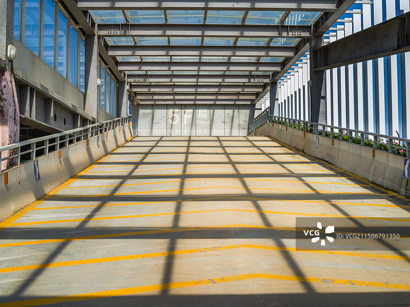 海口美兰国际机场停车楼出入口减速带图片素材