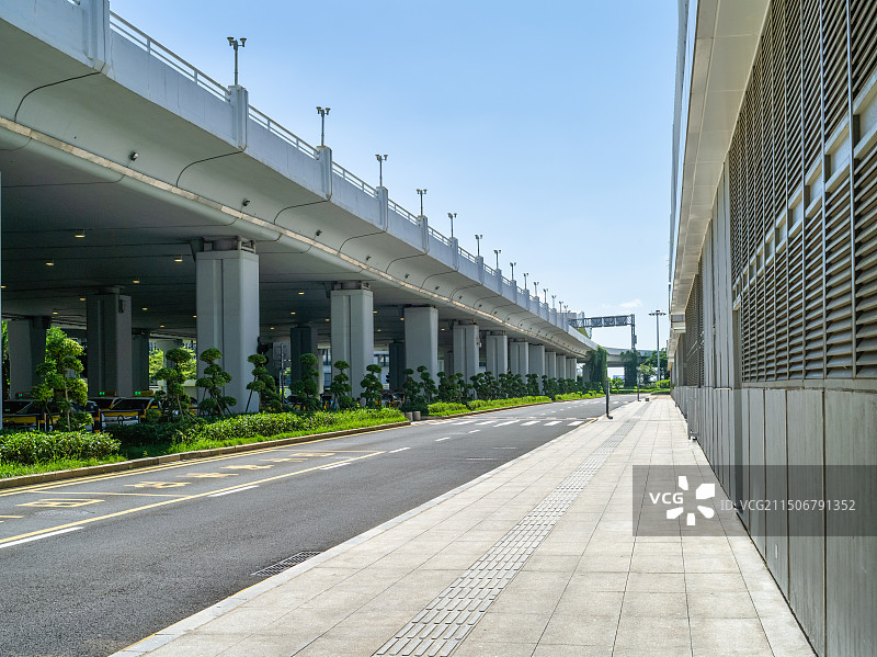 海口美兰国际机场停车楼高架桥机动车行车道图片素材