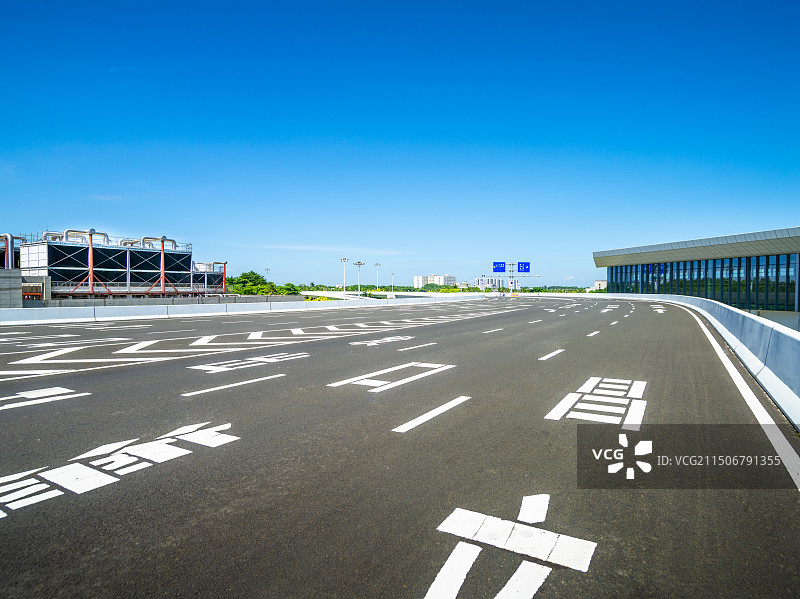 海口美兰国际机场停车楼高架桥机动车行车道图片素材