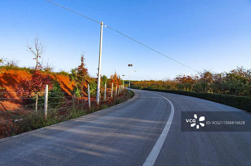 夕阳下的乡村公路——石林台创园道路图片素材
