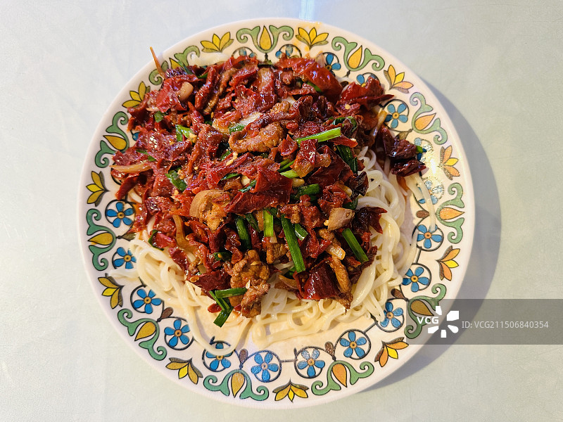 新疆喀什雪莲辣椒肉拌面图片素材