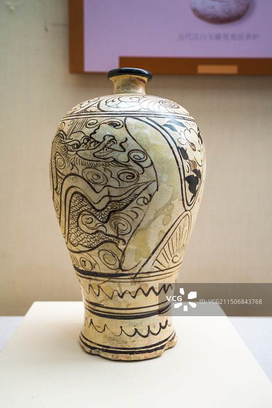 磁州窑龙凤纹梅瓶  元代  通辽市博物馆图片素材