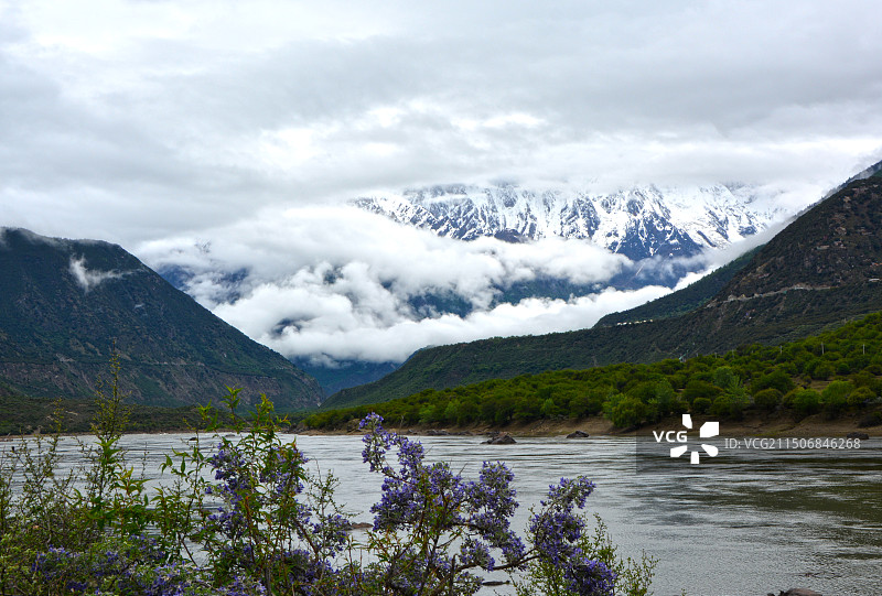 雅鲁藏布江大峡谷图片素材