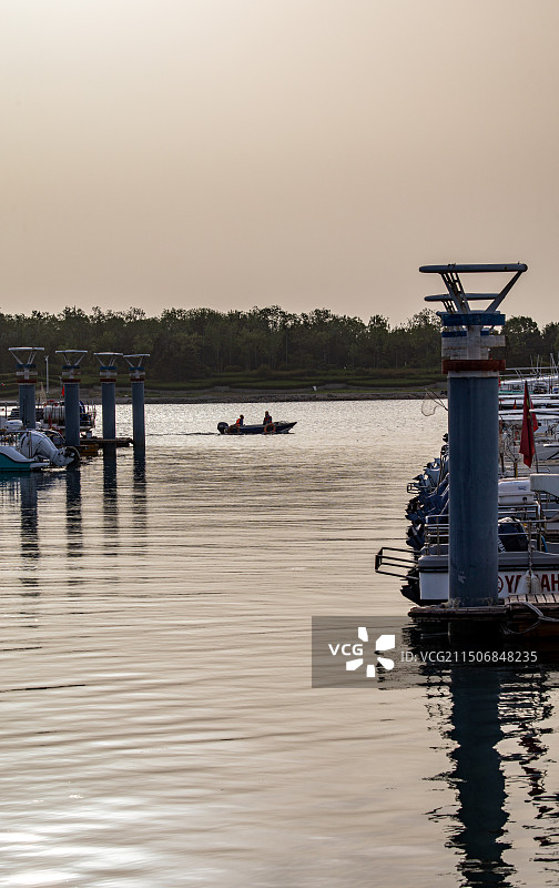 夏天清晨的山东日照万平口海洋公园万平口海洋大桥潮汐塔帆赛基地游艇船与日照城市建筑景观图片素材