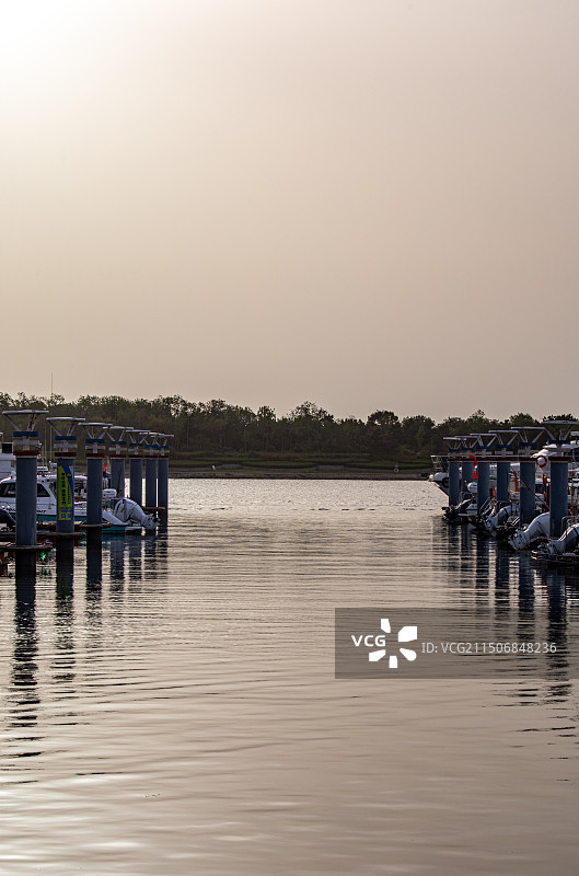 夏天清晨的山东日照万平口海洋公园万平口海洋大桥潮汐塔帆赛基地游艇船与日照城市建筑景观图片素材