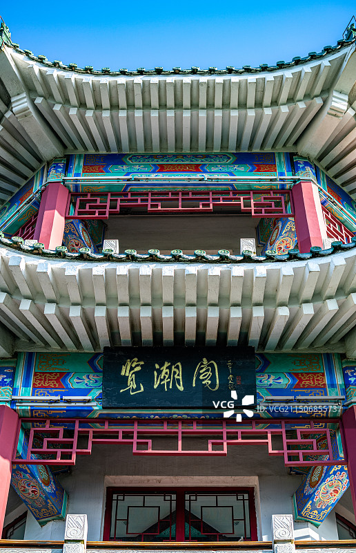 青岛小鱼山看信号山红瓦绿树碧海蓝天青岛海滨栈桥风光城市建筑景观航拍视角全景镜头.揽潮阁特写镜头图片素材