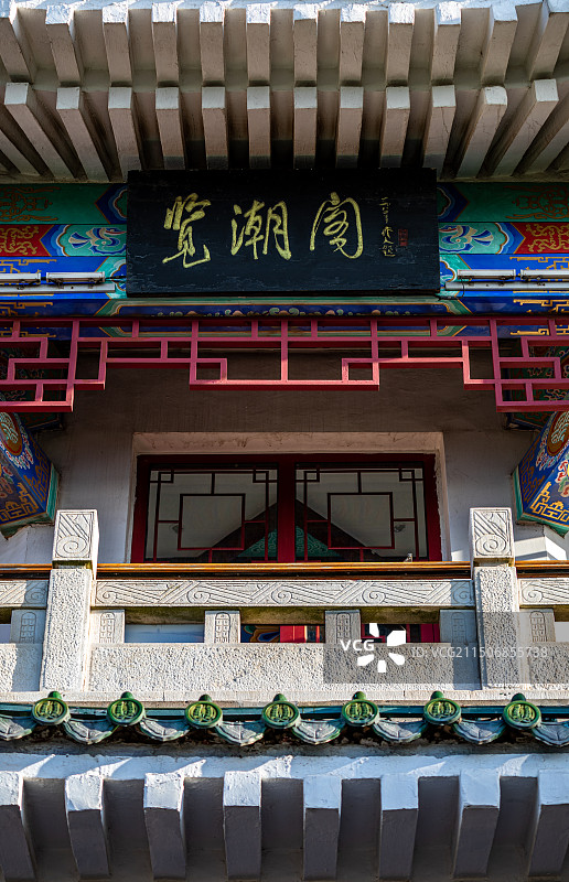 青岛小鱼山看信号山红瓦绿树碧海蓝天青岛海滨栈桥风光城市建筑景观航拍视角全景镜头.揽潮阁特写镜头图片素材