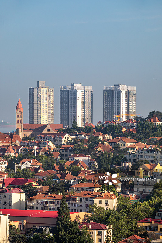 青岛小鱼山看信号山红瓦绿树碧海蓝天青岛海滨栈桥风光城市建筑景观航拍视角全景镜头.揽潮阁特写镜头图片素材