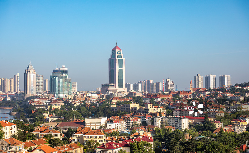青岛小鱼山看信号山红瓦绿树碧海蓝天青岛海滨栈桥风光城市建筑景观航拍视角全景镜头.揽潮阁特写镜头图片素材