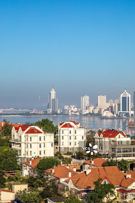 青岛小鱼山看信号山红瓦绿树碧海蓝天青岛海滨栈桥风光城市建筑景观航拍视角全景镜头.揽潮阁特写镜头图片素材