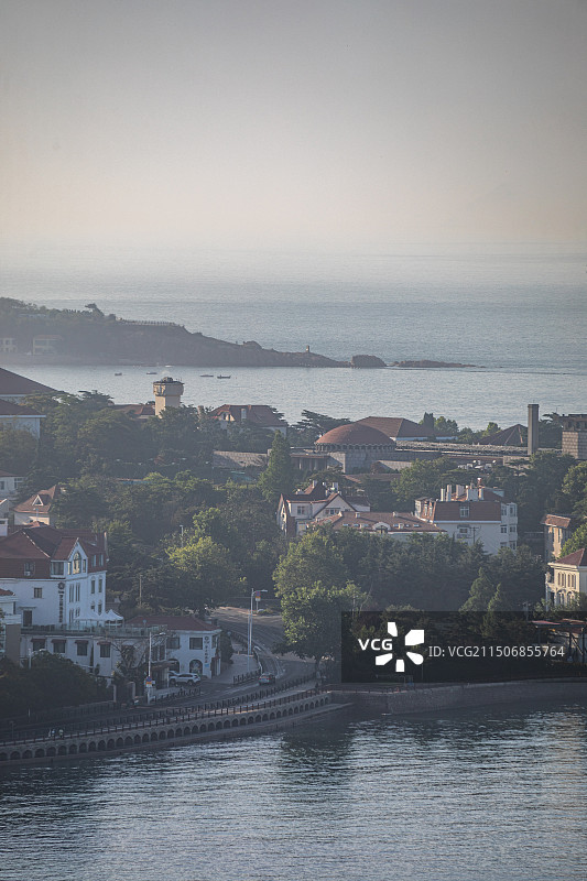 青岛小鱼山看信号山红瓦绿树碧海蓝天青岛海滨栈桥风光城市建筑景观航拍视角全景镜头.揽潮阁特写镜头图片素材