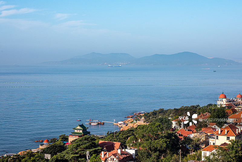 青岛小鱼山看信号山红瓦绿树碧海蓝天青岛海滨栈桥风光城市建筑景观航拍视角全景镜头.揽潮阁特写镜头图片素材