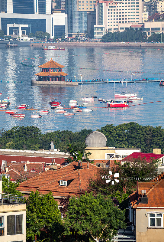 青岛小鱼山看信号山红瓦绿树碧海蓝天青岛海滨栈桥风光城市建筑景观航拍视角全景镜头.揽潮阁特写镜头图片素材
