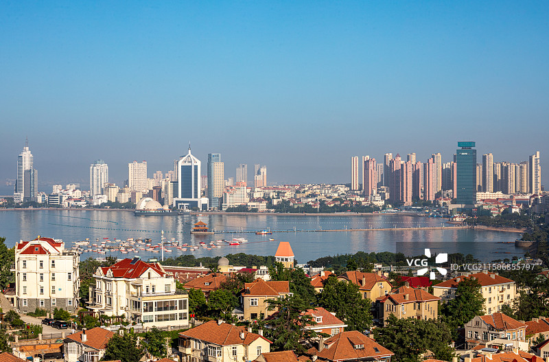 青岛小鱼山看信号山红瓦绿树碧海蓝天青岛海滨栈桥风光城市建筑景观航拍视角全景镜头.揽潮阁特写镜头图片素材