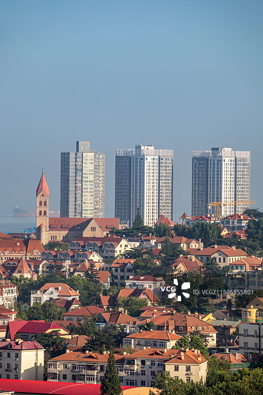 青岛小鱼山看信号山红瓦绿树碧海蓝天青岛海滨栈桥风光城市建筑景观航拍视角全景镜头.揽潮阁特写镜头图片素材
