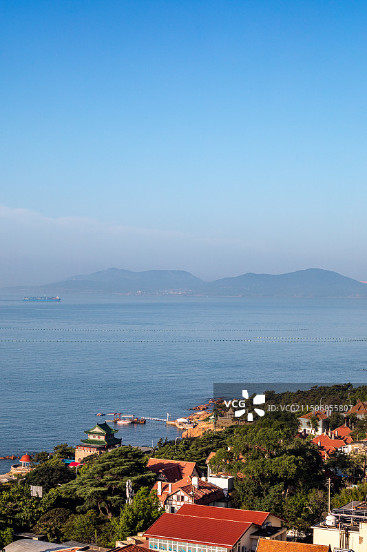青岛小鱼山看信号山红瓦绿树碧海蓝天青岛海滨栈桥风光城市建筑景观航拍视角全景镜头.揽潮阁特写镜头图片素材