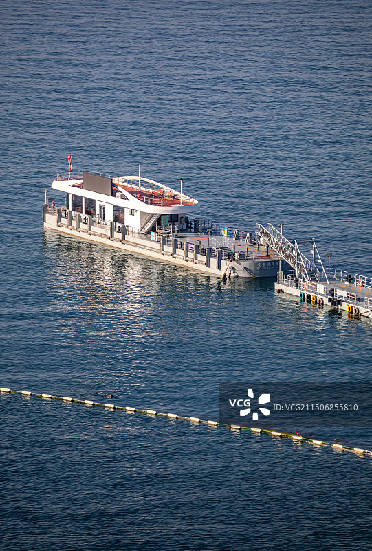 青岛小鱼山看信号山红瓦绿树碧海蓝天青岛海滨栈桥风光城市建筑景观航拍视角全景镜头.揽潮阁特写镜头图片素材