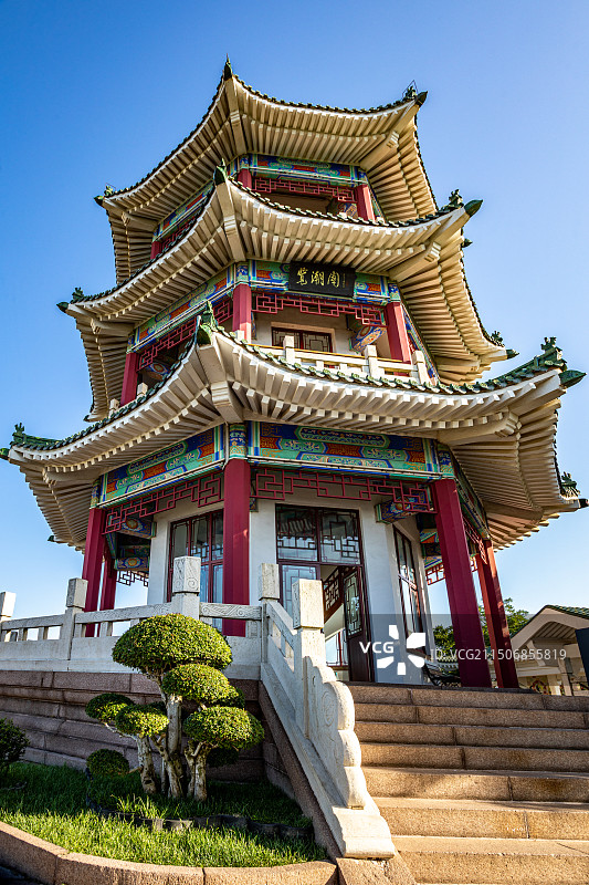 青岛小鱼山看信号山红瓦绿树碧海蓝天青岛海滨栈桥风光城市建筑景观航拍视角全景镜头.揽潮阁特写镜头图片素材