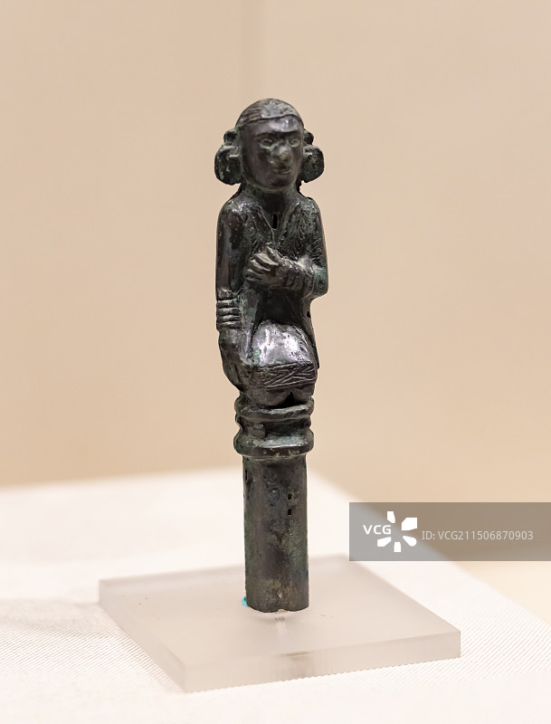 女俑铜杖头 战国 江川县李家山出土 云南省博物馆图片素材