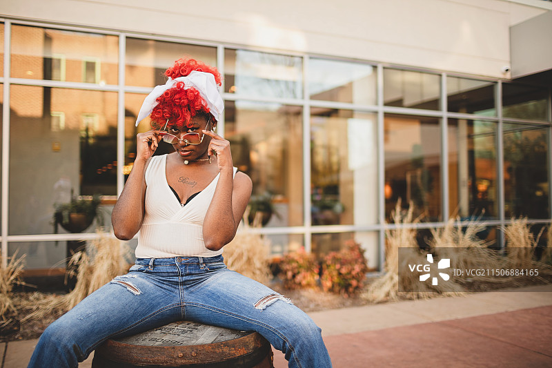 戴圣诞帽坐在座位上的女人，美国密苏里州圣路易斯图片素材