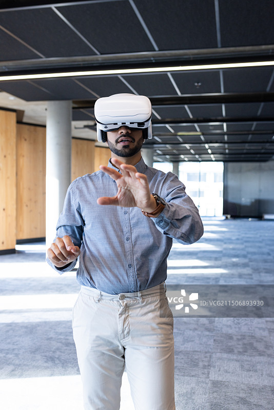 商务人士在现代办公室使用VR头显探索虚拟现实图片素材