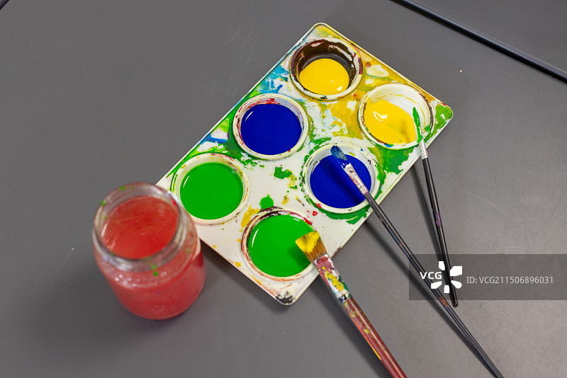 桌上的画笔和水彩调色板，准备用于学校艺术项目，留白区域图片素材