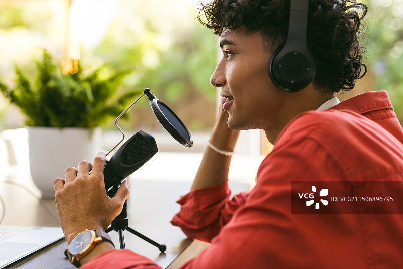 在家录制播客的年轻男子图片素材