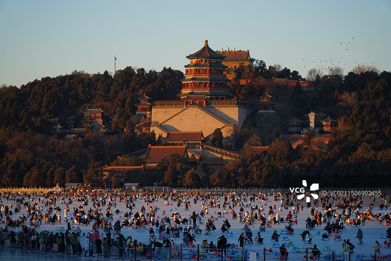 颐和园冬季滑冰和佛香阁图片素材
