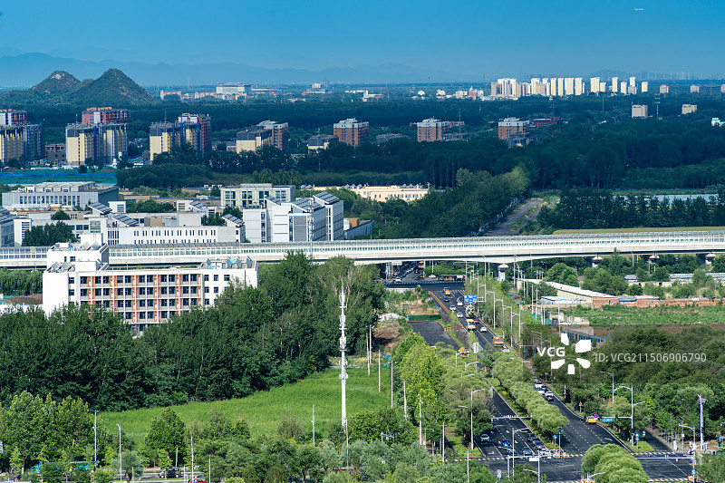 城铁途经北京高教园区图片素材