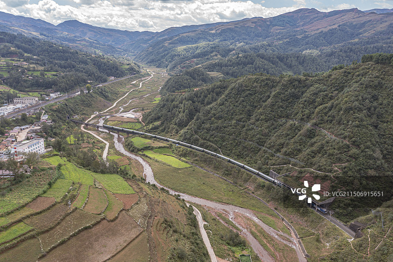 攀枝花南-成都南十一临客列车T8872次通过成昆铁路乐武展线下层棚洞图片素材