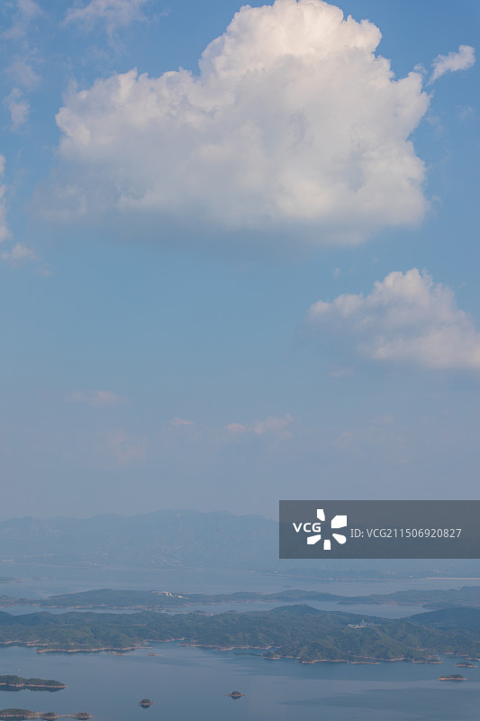 夏天蓝天白云下的北京密云水库群山图片素材