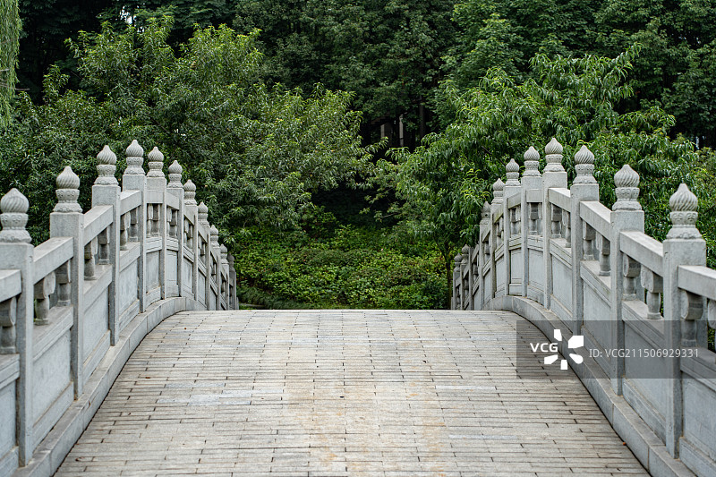 四川德阳什邡市雍湖公园石桥图片素材