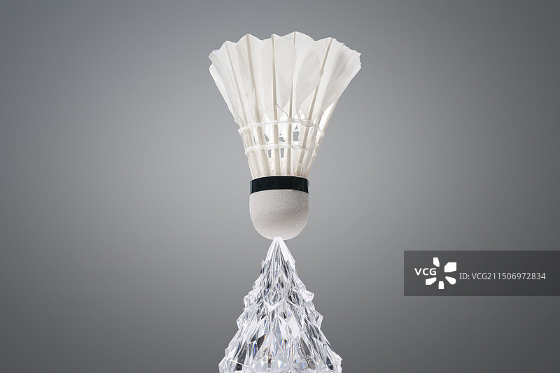 尖口上的羽毛球图片素材