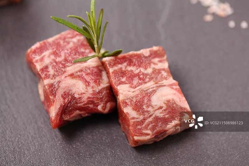 黑色盘子上的牛腩粒图片素材