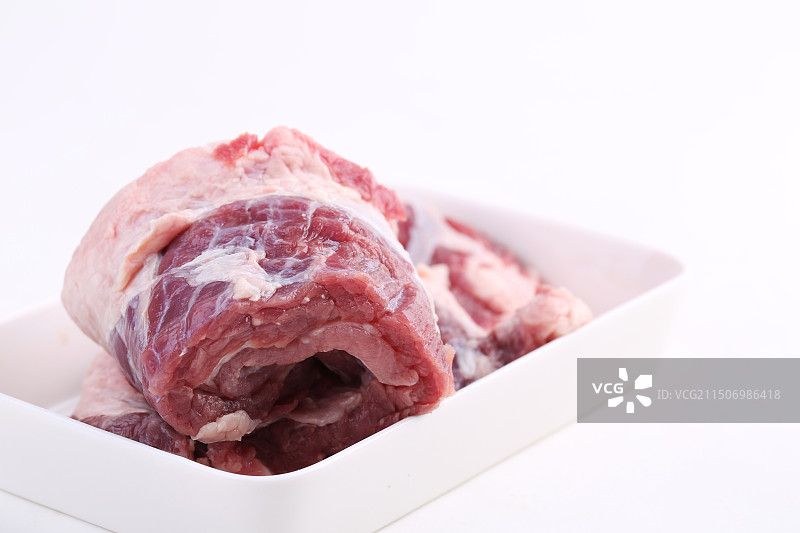 盘子装着的牛腩图片素材