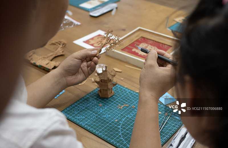 软木画技艺雕刻手法图片素材