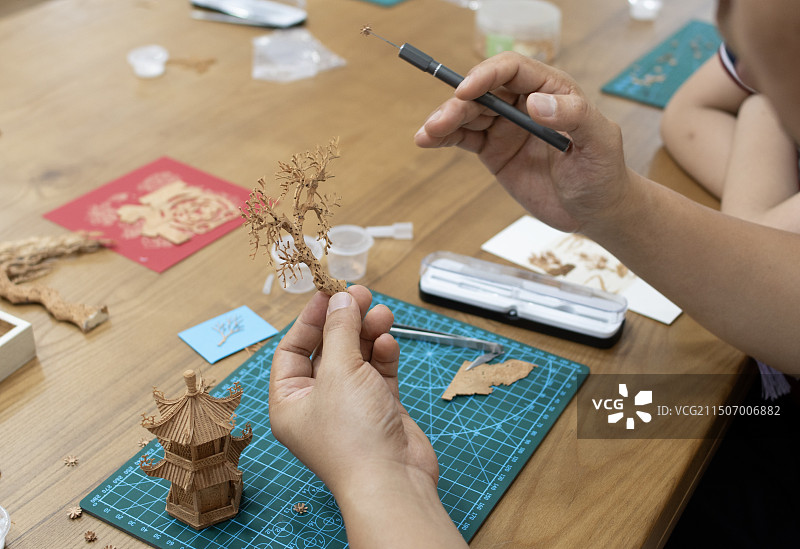 软木画技艺雕刻手法图片素材