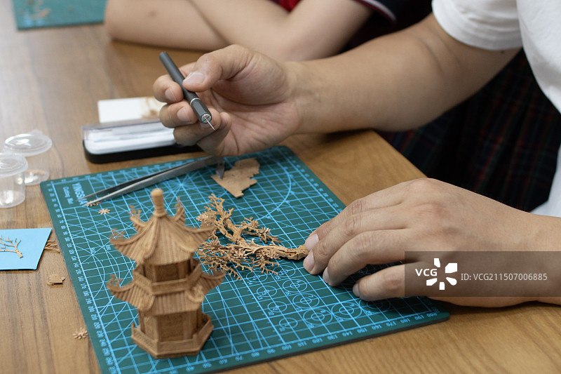 软木画技艺雕刻手法图片素材