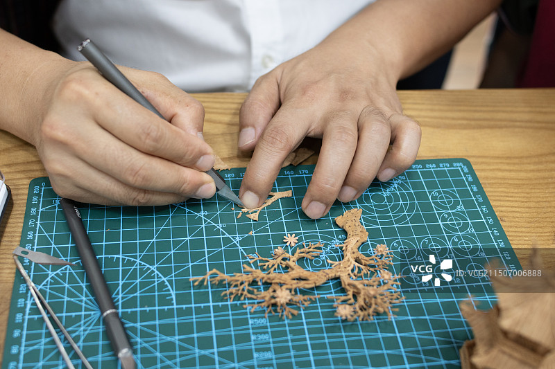 软木画技艺雕刻手法图片素材