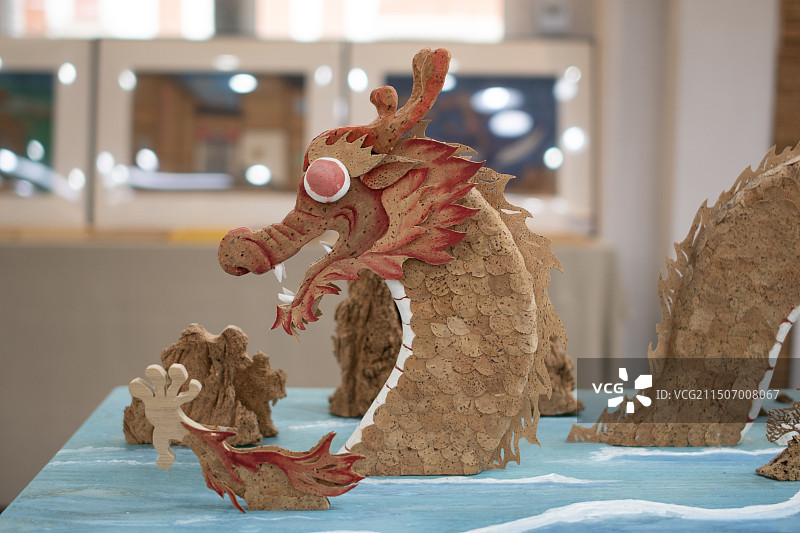 软木画龙元素雕刻作品图片素材