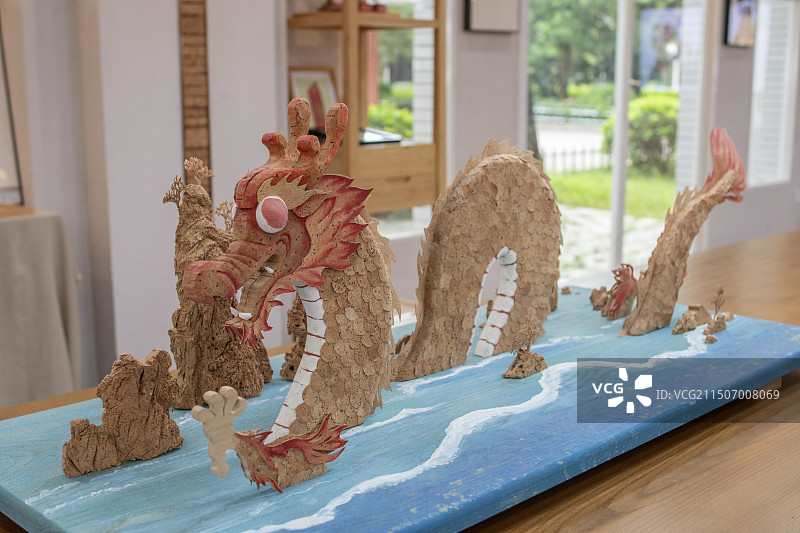 软木画龙元素雕刻作品图片素材
