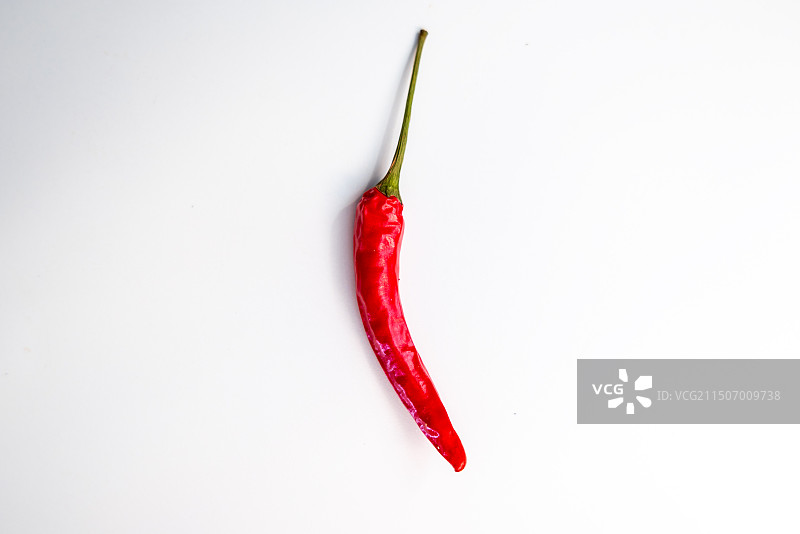 白色背景下的红色辣椒图片素材