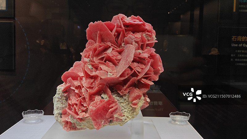享誉世界的“中国红”——世界最大的菱锰矿晶体图片素材