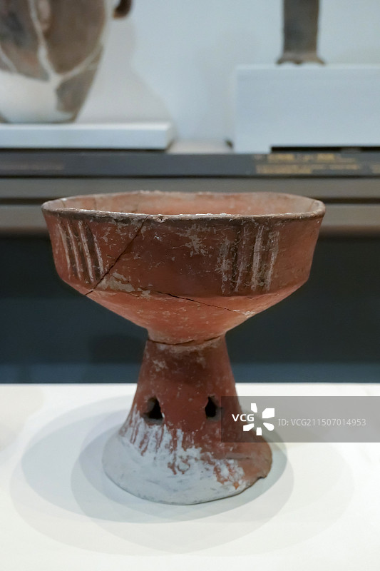 彩陶豆（食器） 大汶口文化时期 广饶县傅家村出土 淄博临淄齐文化博物馆历史陈列展厅图片素材