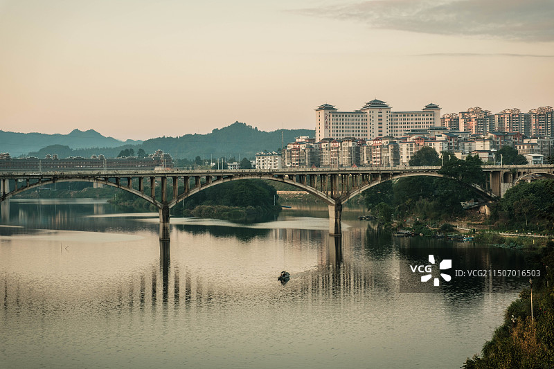 夕阳下的寻江边的古宜大桥风光（三江侗族自治县）图片素材