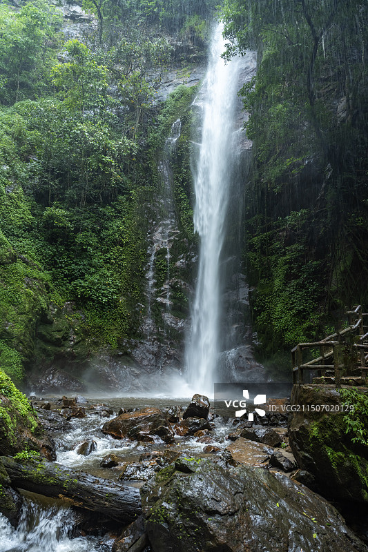 云南瑞丽莫里瀑布图片素材